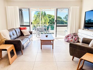 Een flatscreentelevisie en een dvd-speler