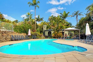 Piscine extérieure, chaises longues