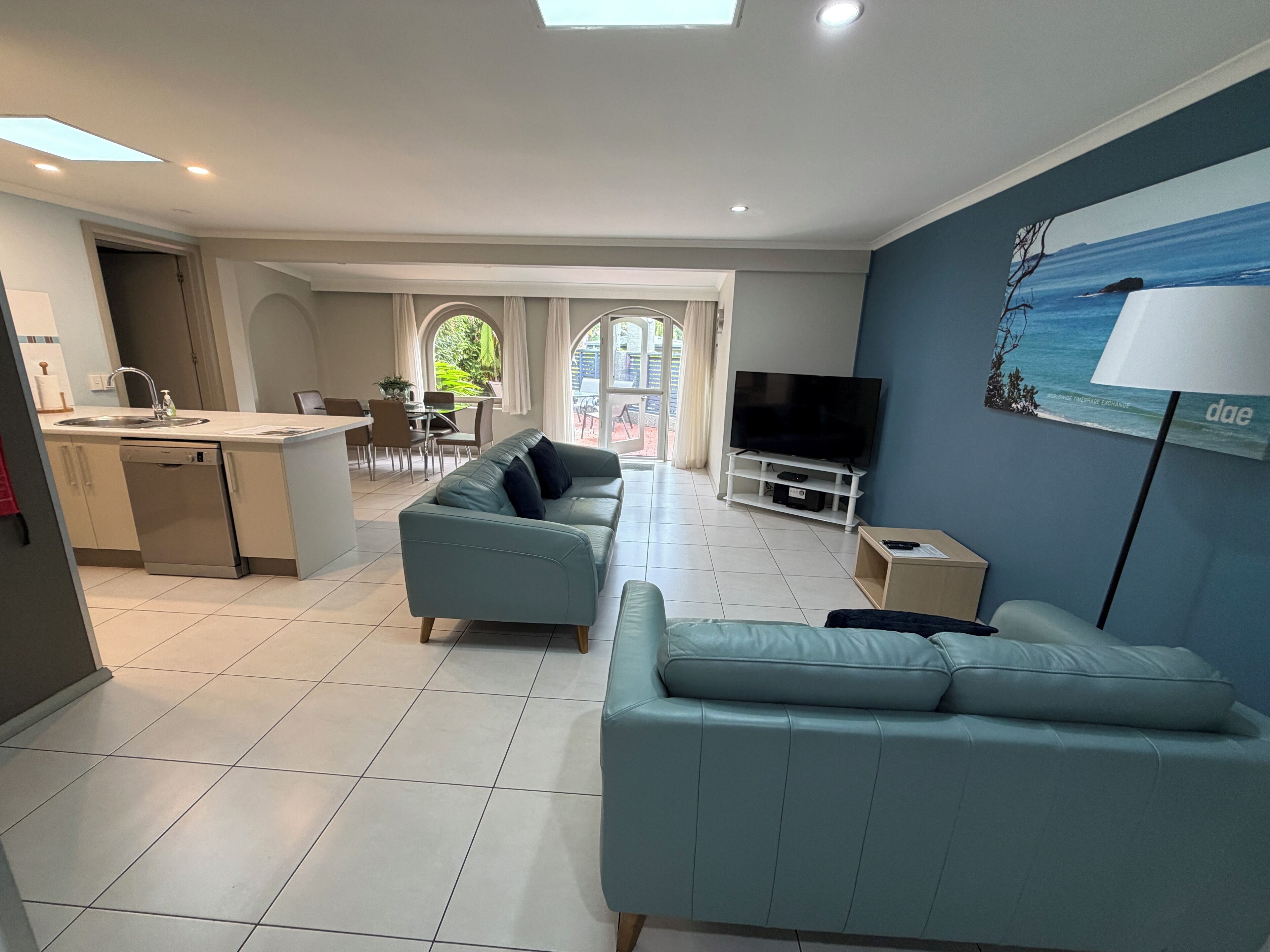 奢華公寓, 2 間臥室, 非吸煙房, 廚房 (Premium Luxury) | 起居區 | 電視、 DVD 播放機、乒乓球