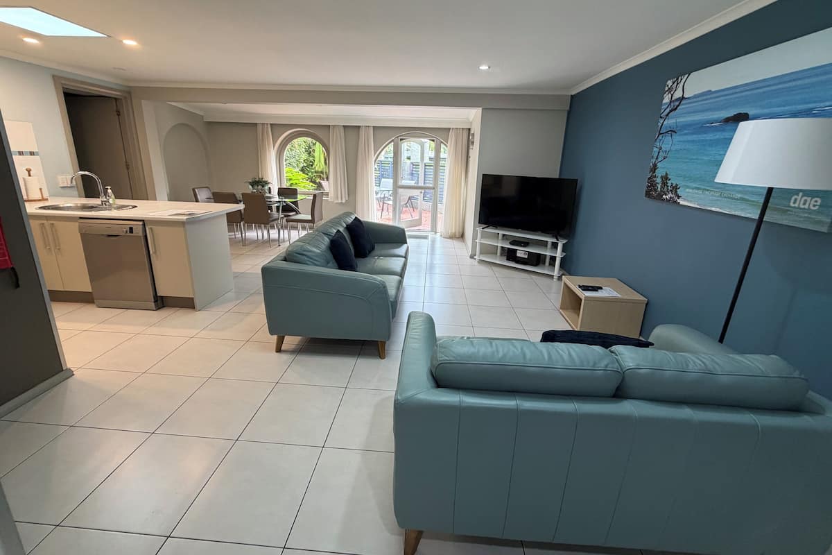 奢華公寓, 2 間臥室, 非吸煙房, 廚房 (Premium Luxury) | 起居區 | 電視、 DVD 播放機、乒乓球