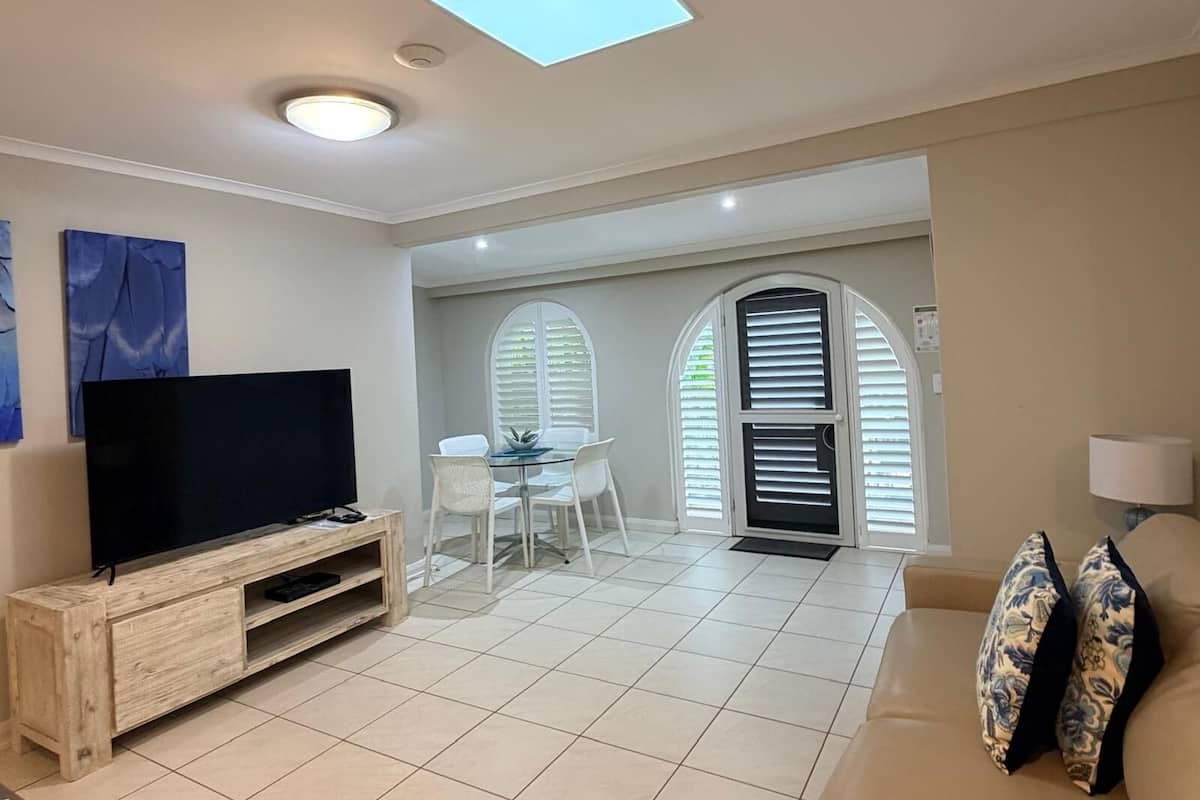 行政公寓, 1 間臥室, 非吸煙房, 廚房 (Sleeps 4 Apt) | 起居區 | 電視、 DVD 播放機、乒乓球