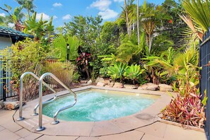 Outdoor pool, pool loungers - Korora Bay Village Resort (Korora)