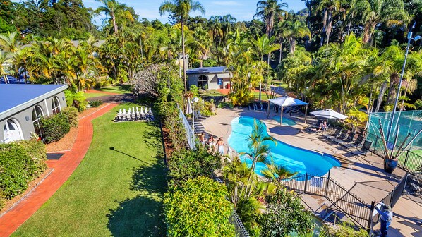 Outdoor pool, pool loungers - Korora Bay Village Resort (Korora)