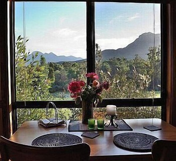 Flatskjerm-TV og peis