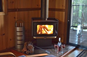 Hytte – panorama, 1 soverom, ikke-røyk, tekjøkken (Cottage - Kookaburra) | Oppholdsområde | Flatskjerm-TV og peis