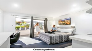 Queen Apartment | Pillowtop beds, individually decorated, laptop workspace, soundproofing - Aaron Motel (West Gladstone)