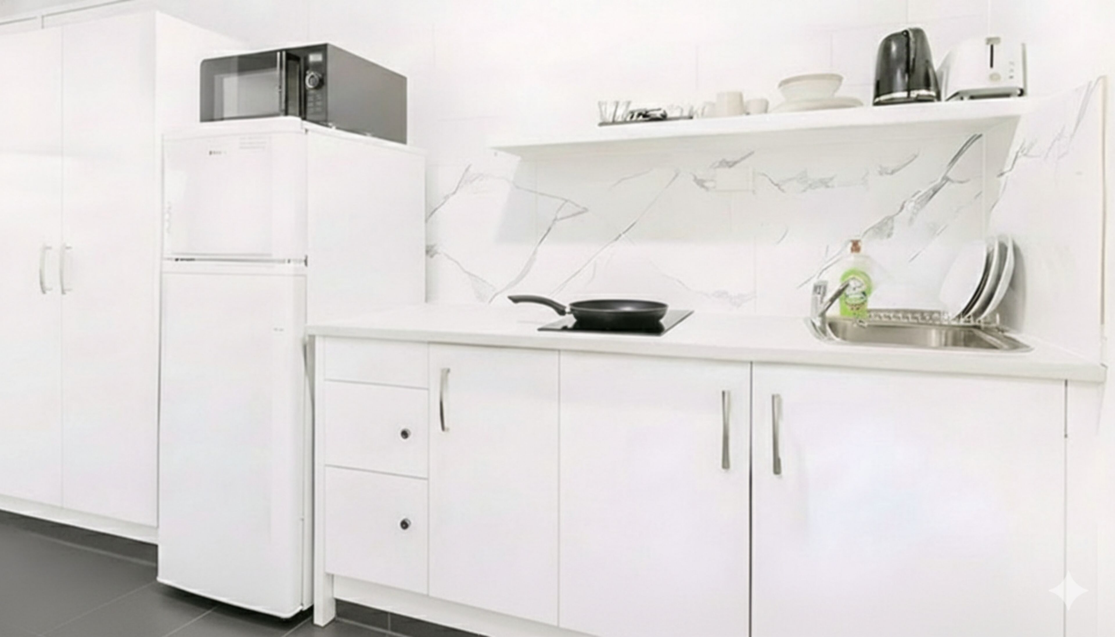 Refrigerador con freezer, microondas, placa de cocina, cafetera/tetera