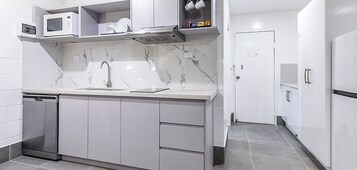 高级 开间套房, 1 间卧室, 厨房 | 私人厨房 | 大冰箱、微波炉、茶具/咖啡用具、电热水壶