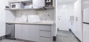 Queen Apartment | Private kitchen