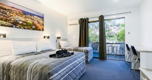 Superior Twin Room, Kitchen | Pillowtop beds, individually decorated, laptop workspace, soundproofing - Aaron Motel (West Gladstone)