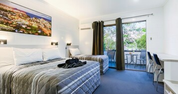 高级双床房, 厨房 | 加厚床垫、特色装修、笔记本电脑工作区、 隔音