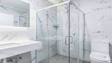 Kostenlose Toilettenartikel, Handtücher, Seife, Shampoo