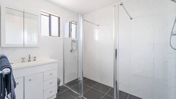 Kostenlose Toilettenartikel, Handtücher, Seife, Shampoo