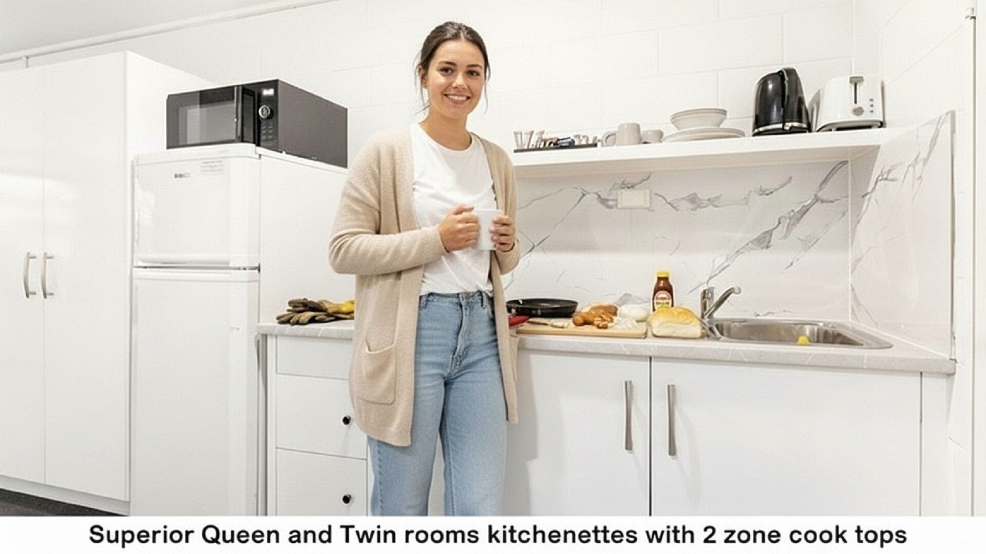 Een koelkast met diepvriezer, een microgolfoven