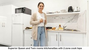 Een koelkast met diepvriezer, een microgolfoven