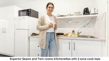 Refrigerador con freezer, microondas, cafetera/tetera