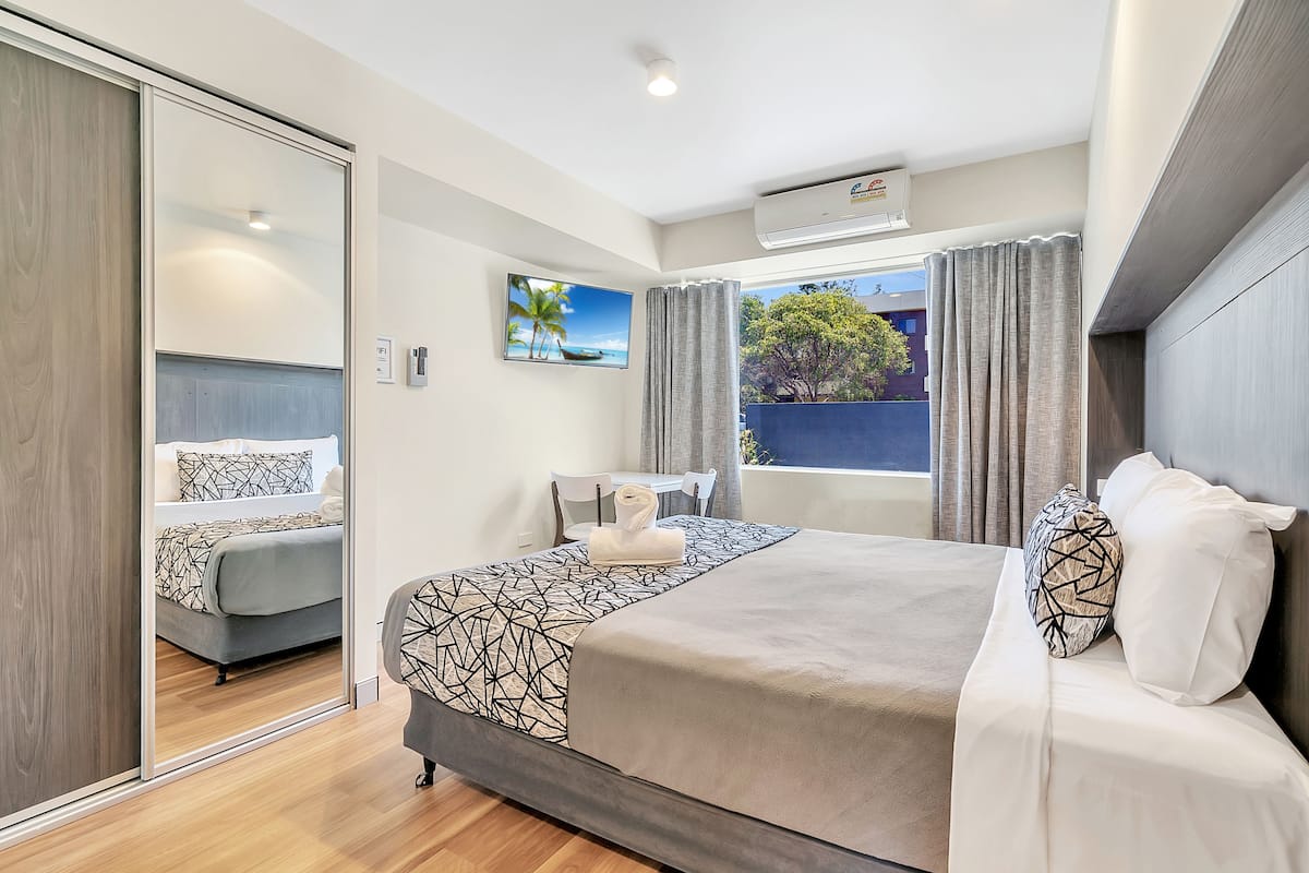 Deluxe King Room  | Iron/ironing board, WiFi (free), bed sheets