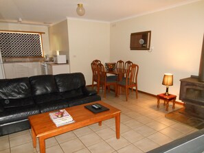 公寓, 2 间卧室 | 起居区 | 电视、DVD 播放器