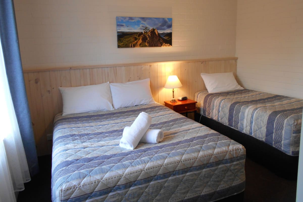 Deluxe Double Room, 1 Bedroom, Garden View | 1 bilik tidur, peralatan tempat tidur premium, dihias secara berasingan