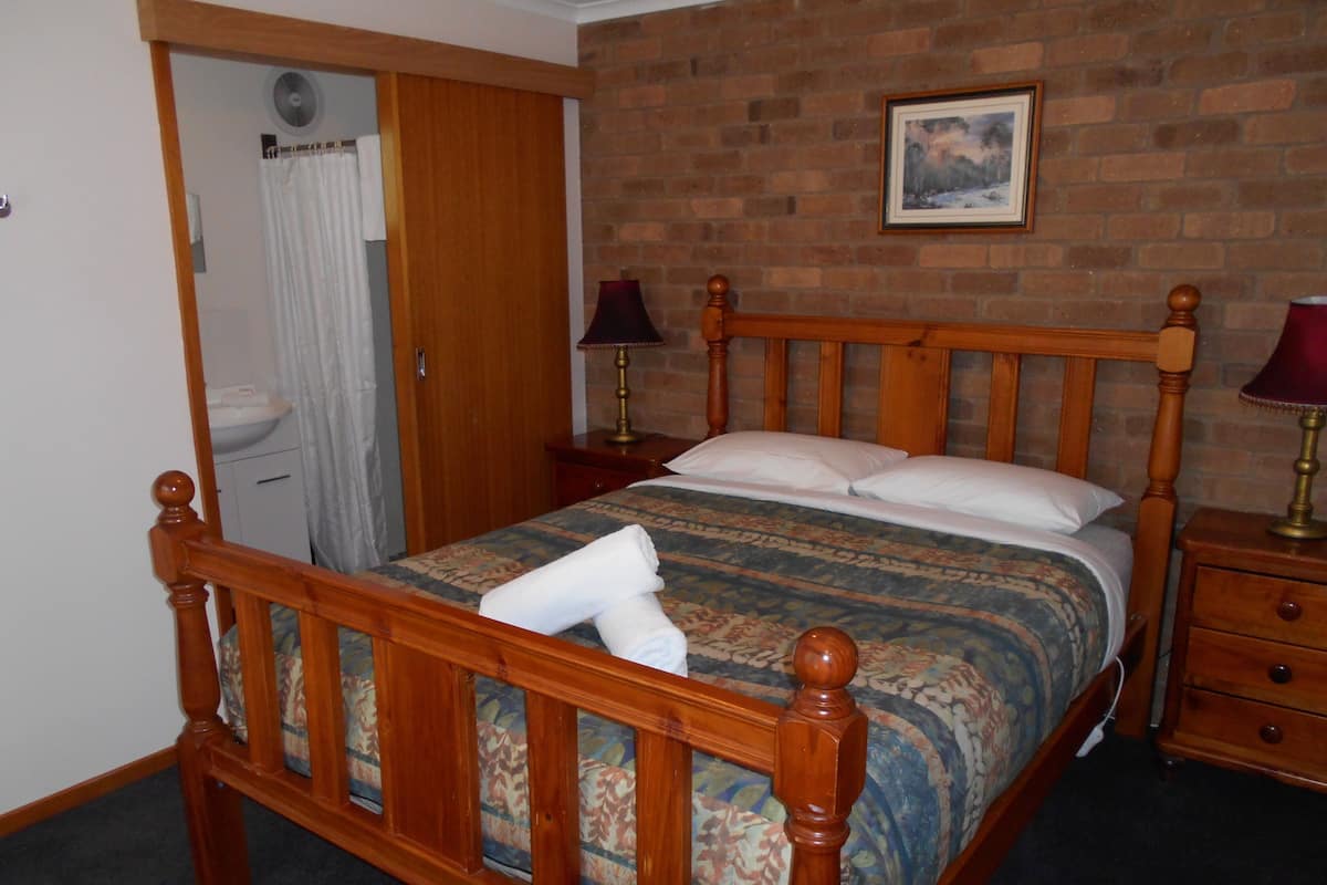 Basic Room, 1 Katil Ratu (Queen), Non Smoking, Mountain View | 1 bilik tidur, peralatan tempat tidur premium, dihias secara berasingan