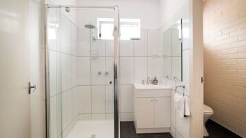 Deluxe Twin | Bathroom | Shower, hair dryer, towels