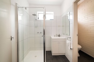 Quarto casal luxo, 1 quarto, vista para o jardim | Banheiro | Chuveiro, secador de cabelo, toalhas de banho 