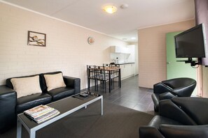 Deluxe Twin | Living area