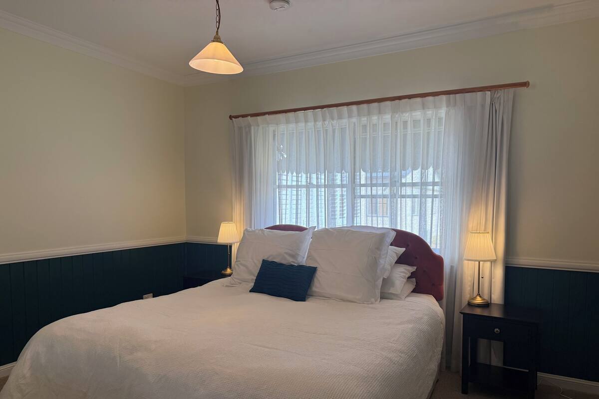 Deluxe King/Twin Suite | Premium bedding, iron/ironing board, WiFi (free), individually decorated