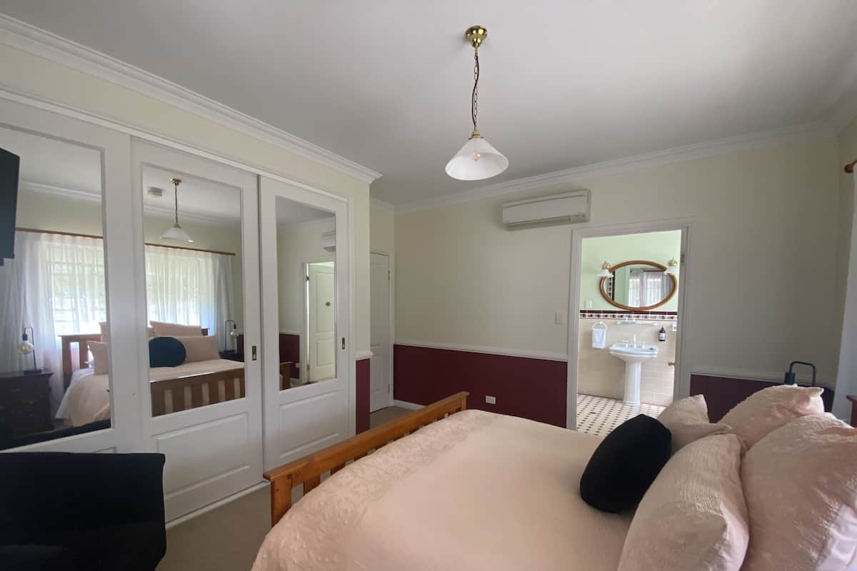Executive kamer (Queen Suite) | Luxe beddengoed, een strijkplank/strijkijzer, gratis wifi, beddengoed