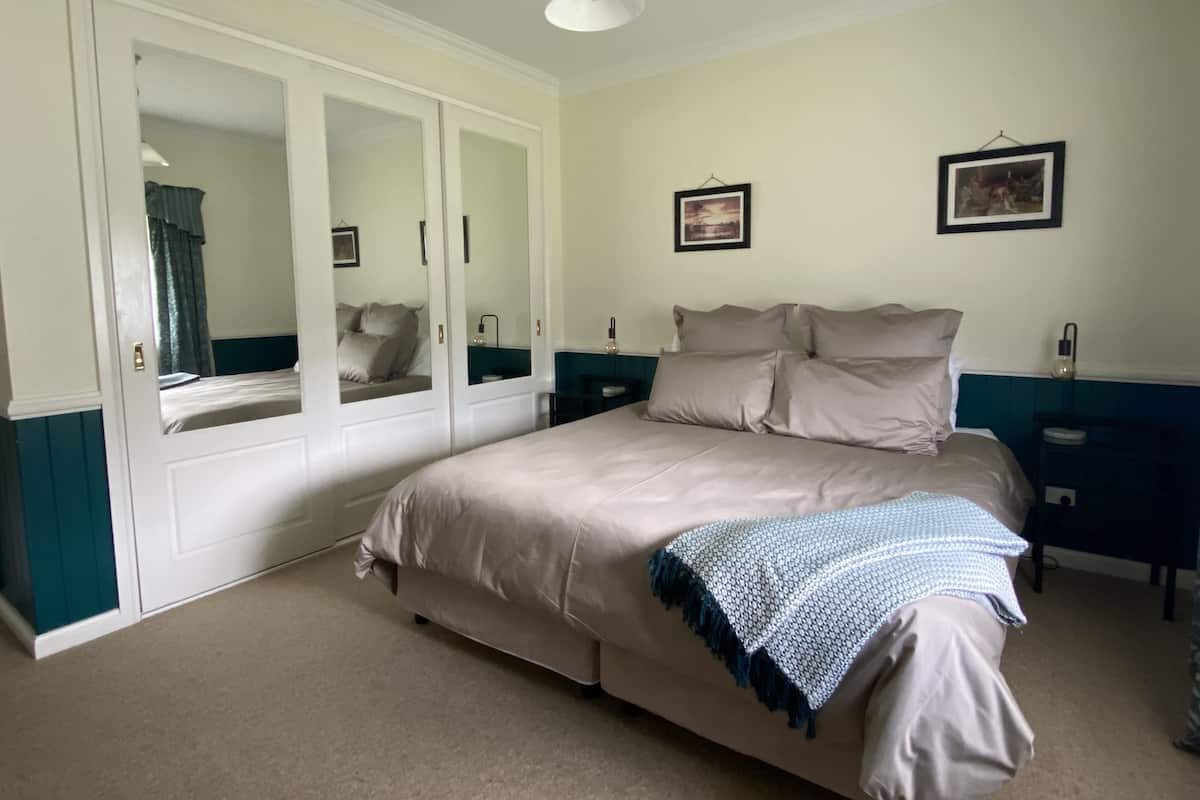 Deluxe Twin kamer (King) | Luxe beddengoed, een strijkplank/strijkijzer, gratis wifi, beddengoed
