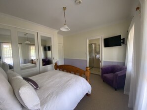 Deluxe Queen Suite | Premium bedding, iron/ironing board, free WiFi, bed sheets