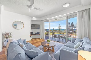 In-room safe, individually furnished, free WiFi, bed sheets - Aquarius Resort (Alexandra Headland)