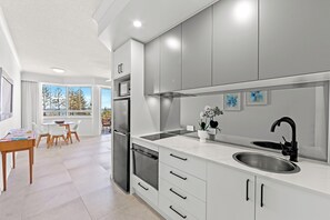Standard Spa Studio | In-room safe, individually furnished, free WiFi, bed sheets - Aquarius Resort (Alexandra Headland)
