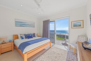In-room safe, individually furnished, free WiFi, bed sheets - Aquarius Resort (Alexandra Headland)