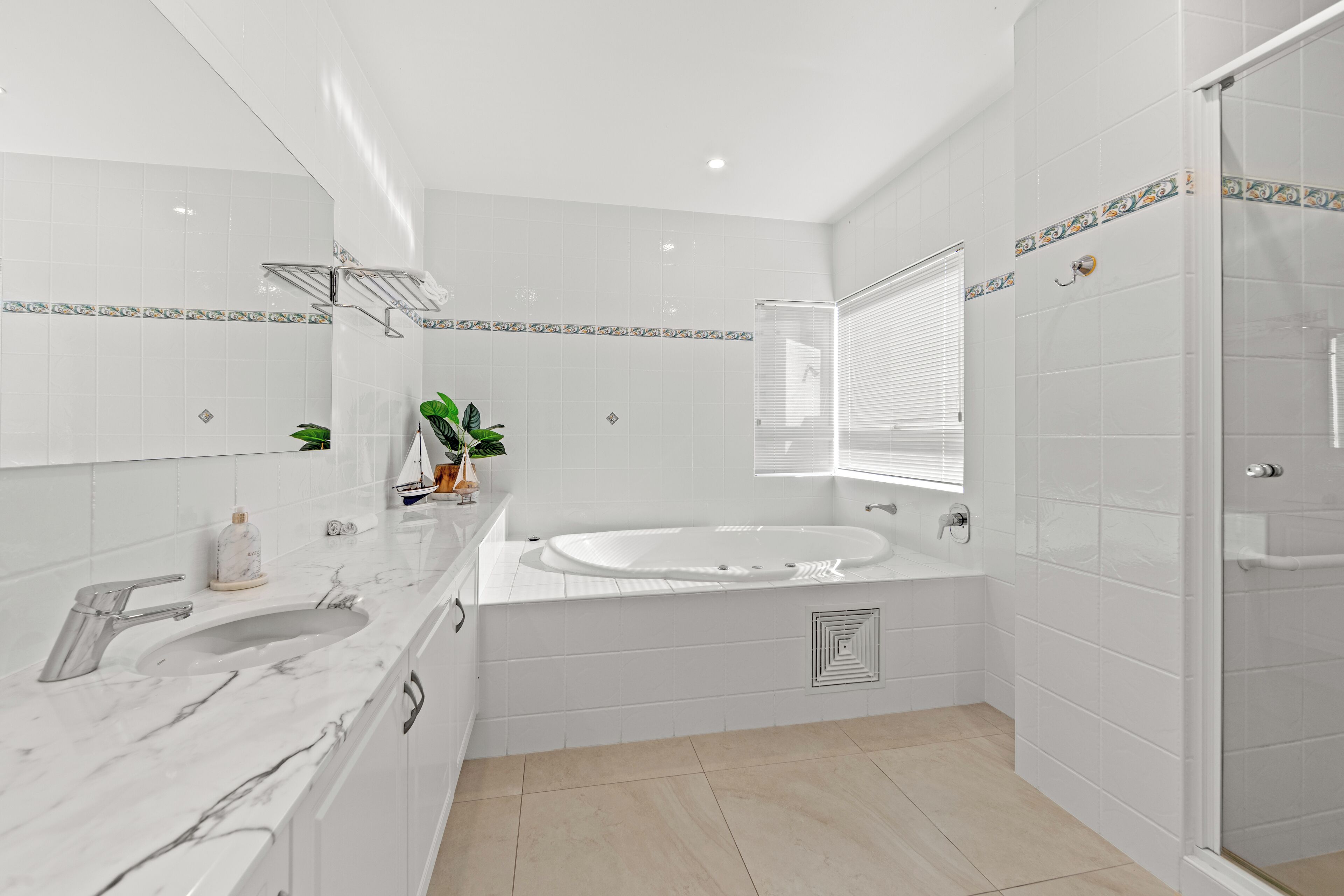 separate bathtub and shower, jetted bath, towels