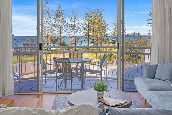 In-room safe, individually furnished, free WiFi, bed sheets - Aquarius Resort (Alexandra Headland)