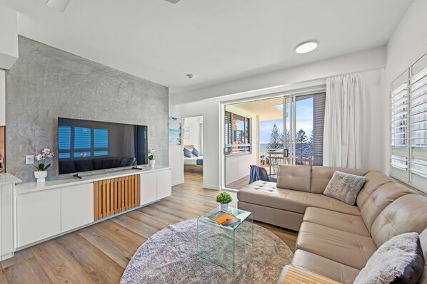 In-room safe, individually furnished, free WiFi, bed sheets - Aquarius Resort (Alexandra Headland)