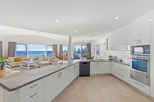 Refrigerador con freezer, microondas, placa de cocina, cafetera/tetera