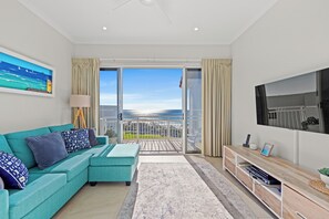 Premium Penthouse | In-room safe, individually furnished, free WiFi, bed sheets - Aquarius Resort (Alexandra Headland)