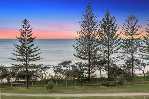 In-room safe, individually furnished, free WiFi, bed sheets - Aquarius Resort (Alexandra Headland)