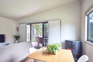 Bayside Cabin Access Friendly | Living area | Flat-screen TV