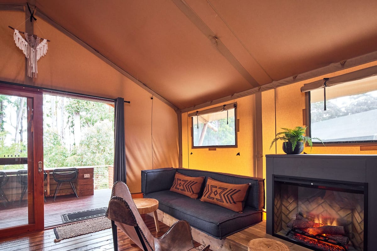 Stargazing Safari Tent | Área de sala de estar | Televisión de pantalla plana