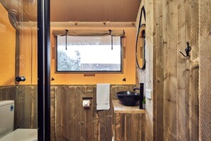 Stargazing Safari Tent | Bathroom | Shower, free toiletries, hair dryer, towels - NRMA Port Arthur Holiday Park (Port Arthur)