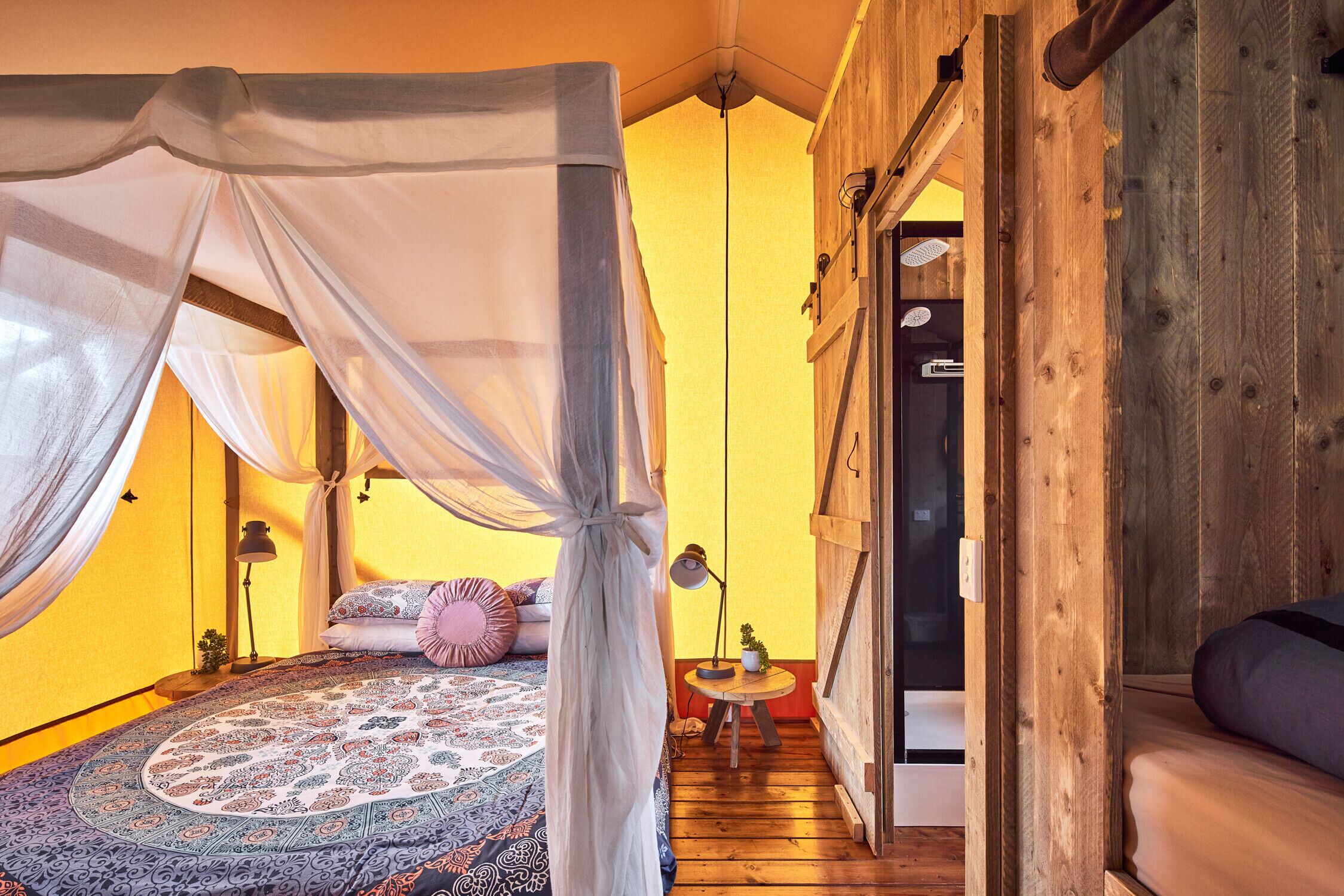 Free WiFi, bed sheets