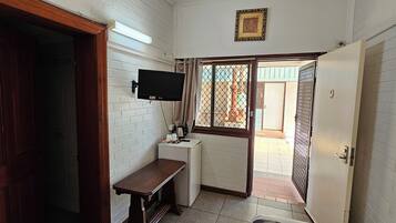 Standard Twin Room | Iron/ironing board, bed sheets