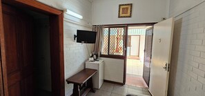 Kamar Twin Standar | Setrika/meja setrika dan seprai linen