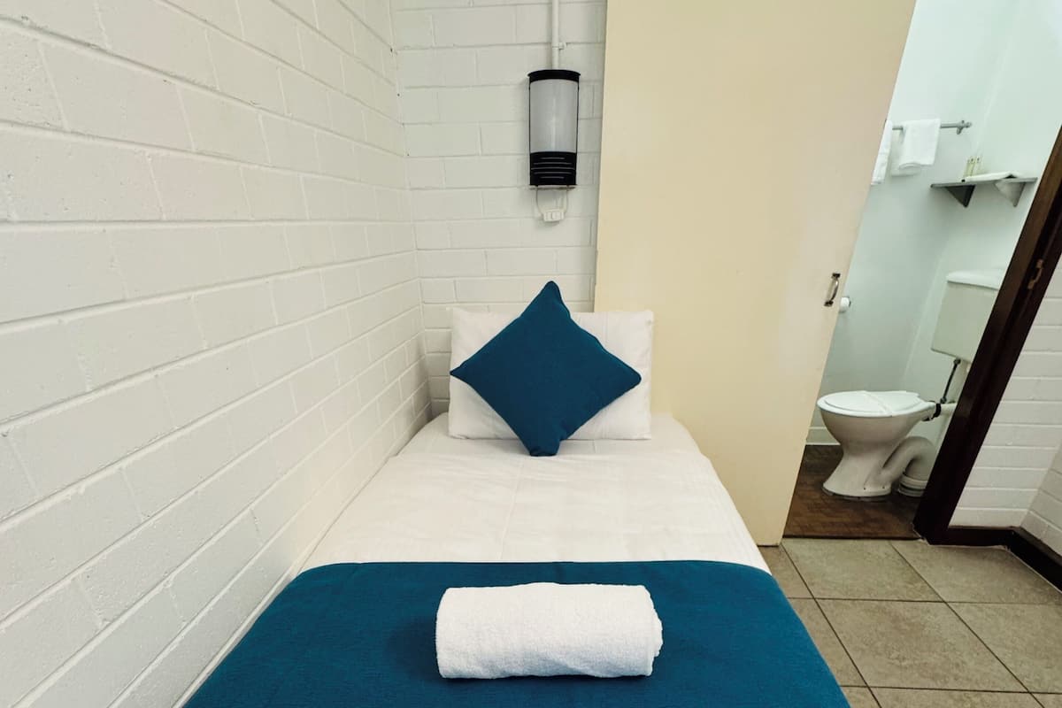 Single Room, 1 Bedroom | Iron/ironing board, bed sheets