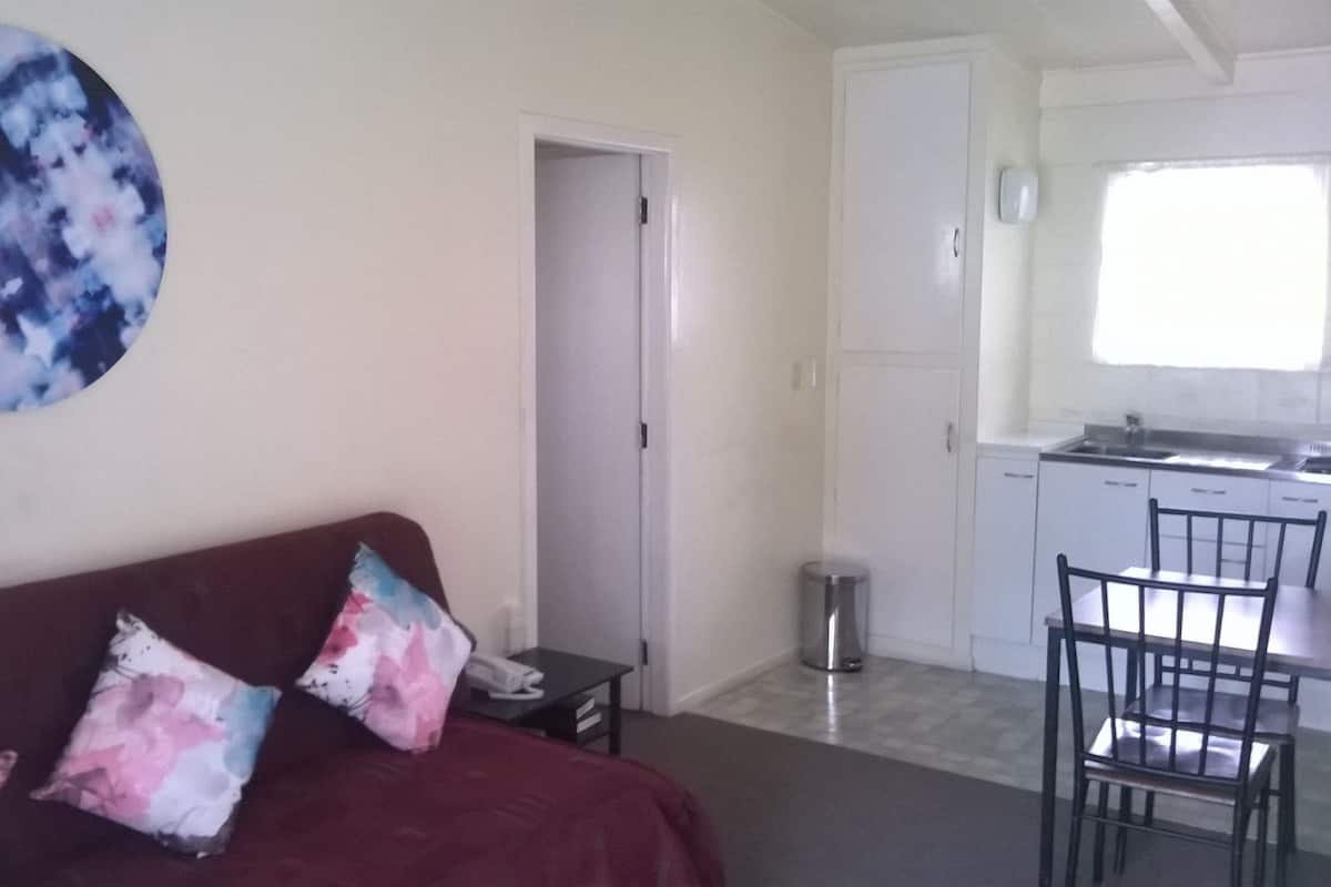 Familiekamer, niet-roken, kitchenette (1 Bedroom Family Unit - B) | Privékeuken | Een koelkast, een magnetron, een koffiezetapparaat/waterkoker