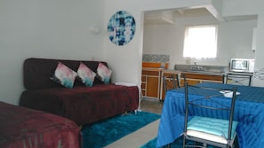 Habitación familiar, para no fumadores, cocineta (1 Bedroom Family Unit - A) | Cocineta privada | Refrigerador, microondas y cafetera y tetera