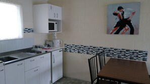 家庭房, 无烟房, 简易厨房 (1 Bedroom Family Unit - B) | 私人厨房 | 冰箱、微波炉、茶具/咖啡用具